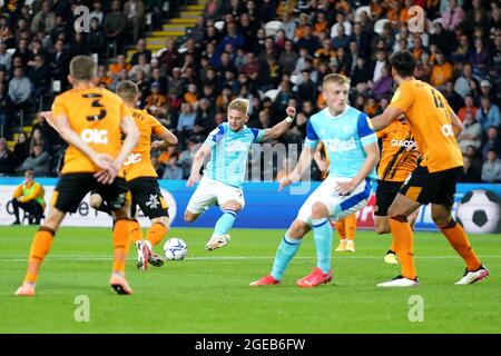 Kamil Jozwiak (Mitte) von Derby County schießt während des Sky Bet Championship-Spiels im MKM-Stadion, Hull, auf das Tor. Bilddatum: Mittwoch, 18. August 2021. Stockfoto