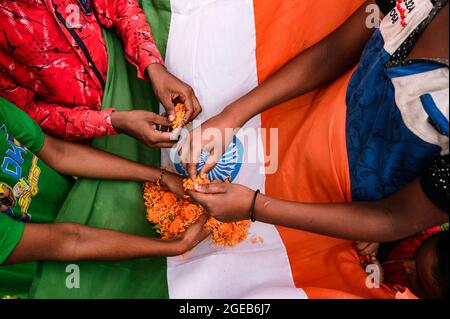 Der Schulleiter hisste am Unabhängigkeitstag die indische Nationalflagge ohne Schüler nach den Standards der vergangenen Jahre vor COVID – 19. Die ländliche Grundschule an der Grenze zwischen Indien und Bangladesch war ein Quarantänezentrum für die indische Grenzschutztruppe (BSF), und die Schüler haben keine Erlaubnis, die Schule zu betreten. Nabin Nagar, Westbengalen; Indien. Stockfoto