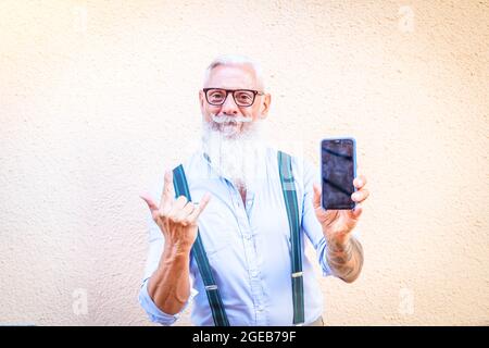 Älterer Mann mit einem Telefon Stockfoto