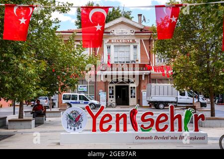 Yenisehir, Bursa, Türkei - 14. August 2021: Eingangsfassade des Rathauses und das Namensdenkmal von Yenisehir. Yenisehir ist als der erste Kapit bekannt Stockfoto