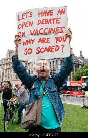 London, Großbritannien. 18. August 2021. Anti-Impfprotest vor dem Parlament Stockfoto