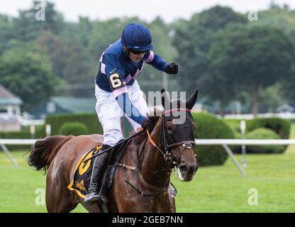 18. August 2021, Saratoga Springs, NY, USA: 18. August 2021: The Mean Queen (IRE) #6, geritten von Jockey Thomas Garner, gewinnt am 18. August 2021 Jonathan Sheppard Handicap, ehemals New York Turf Writers Cup auf der Rennstrecke Saratoga Race in Saratoga Springs, N.Y. Rob Simmons/Eclipse Sportswire/CSM Stockfoto