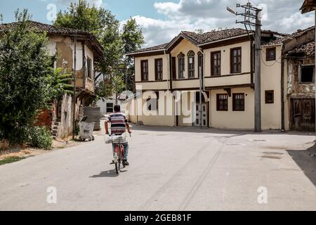 Yenisehir, Bursa, Türkei - 14. August 2021: Allgemeine Architektur der Straßen in der Stadt Yenisehir in der türkischen Provinz Bursa. Yenisehir war der erste Stockfoto