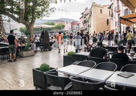 Collioure, Frankreich; 27. August 2017: Tischbar auf der Straße. Stockfoto