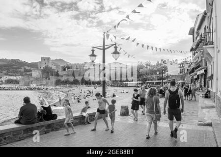 Collioure, Frankreich; 27. August 2017: Menschen, die am Strand spazieren. Stockfoto
