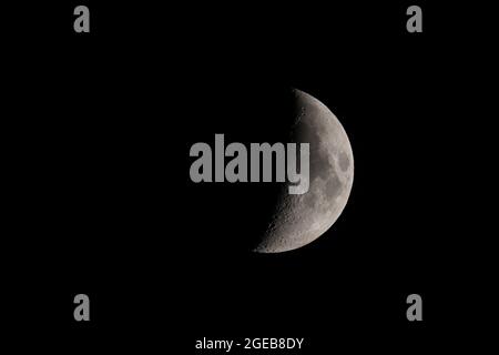 Der Mond ist ein Begleiter unseres Planeten. Stockfoto