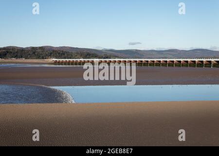 Die Arnside Bore, eine erstaunliche Welle, die in der Kent-Mündung in Cumbria bei den höchsten Frühlingsgezeiten flussaufwärts fährt, vom Arnside Pier aus gesehen Stockfoto