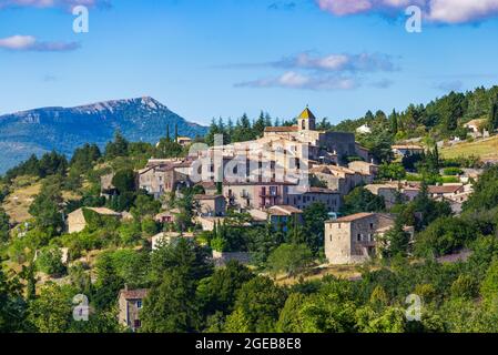 Blühende Lavendelfelder und Dorf Aurel im Hintergrund in Vaucluse, Provence-Alpes-Cote d'Azur, Frankreich Stockfoto