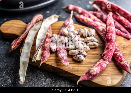 Cranberry-Bohnen. Bohnen Schoten auf einem Schneidebrett. Stockfoto