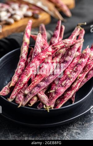 Cranberry-Bohnen. Bohnen-Pads auf dem Teller. Stockfoto