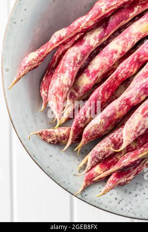 Cranberry-Bohnen. Bohnen-Pads auf dem Teller. Draufsicht. Stockfoto