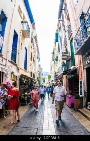 Collioure, Frankreich; 27. August 2017: Einkaufsstraße. Stockfoto