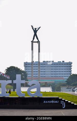 Blick auf das West Irian Liberation Monument in Jakarta. Jakarta, Indonesien, 19. August 2021 Stockfoto