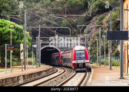 Collioure, Frankreich; 27. August 2017: SNCF-Zug bei Ankunft am Bahnhof. Stockfoto