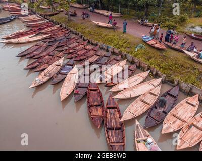 Barishal, Barishal, Bangladesch. August 2021. Bootshersteller auf dem wöchentlichen „Noukar Haat“ (Bootsmarkt) in Kuriana unter dem Swarupkathi upazila des Pirojpur-Distrikts in der Barishal Division in Bangladesch führen während dieser Monsunsaison flottes Geschäft durch. Der zwei Kilometer lange Marktplatz ist bekannt für den Handel mit verschiedenen Bootssorten während der Monsunsaison. Der Markt findet jeden Freitag von Mai bis November statt. Kredit: ZUMA Press, Inc./Alamy Live Nachrichten Stockfoto