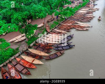 Non Exclusive: BARISHAL, BANGLADESCH- AUGUST 18: Luftaufnahme der Bootshersteller fertigen Holzboote am „Noukar Haat“ (Bootsmarkt) in Kuriana und Stockfoto