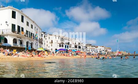 Calella de Palafrugell, Spanien; 28. August 2017: Strand von Calella vom Meer aus. Stockfoto