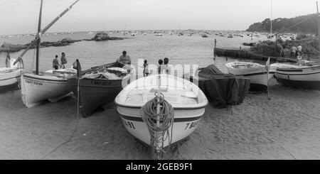 Calella de Palafrugell, Spanien; 28. August 2017: Fischerboote am Strand von Calella Stockfoto