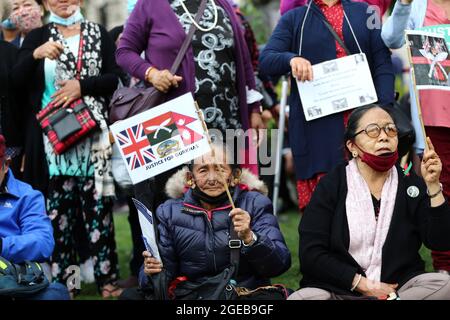 London, England, Großbritannien. August 2021. Gurkha-Veteranen sagten, dass die britische Regierung ihren echten Forderungen nach Parität in der Rente und anderen Vergünstigungen und facilitiesÂ mit ihren britischen Amtskollegen nicht nachgekommen sei, und veranstalteten eine Demonstration vor dem Londoner Parlamentsgebäude. Gurkhas befinden sich in den letzten 3 Wochen im Hungerstreik, um die britische Regierung zu zwingen, ihre Forderungen zu erfüllen. (Bild: © Tayfun Salci/ZUMA Press Wire) Stockfoto