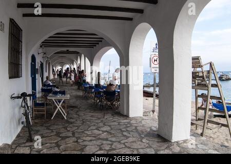 Calella de Palafrugell, Spanien; 28. August 2017: Portikusstraße vor dem Strand. Stockfoto