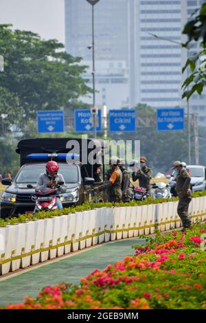 Wachmann - satpol pp macht Grenze und Trennwand auf der Straße Parkplatz. Jakarta, Indonesien, 19. August 2021 Stockfoto