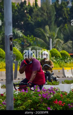 Radfahrer, die morgens auf einem Rennrad im Freien radeln. Jakarta, Indonesien, 19. August 2021 Stockfoto