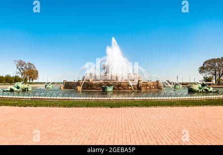 Buckingham Memorial Fountain im Zentrum des Grant Park und der Skyline von Chicago im Hintergrund, Illinois, USA Stockfoto