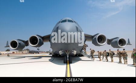 US-Luftwaffe, die der 821. Kontingenzgruppe zugewiesen wurde, Bord eines C-17 Globemaster III-Frachtflugzeugs für den Einsatz nach Afghanistan auf der Travis Air Force Base am 14. August 2021 in Fairfield, Kalifornien. Stockfoto