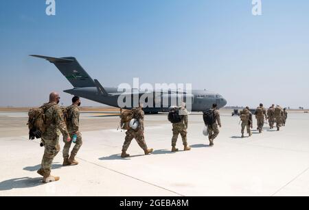 US-Luftwaffe, die der 821. Kontingenzgruppe zugewiesen wurde, Bord eines C-17 Globemaster III-Frachtflugzeugs für den Einsatz nach Afghanistan auf der Travis Air Force Base am 14. August 2021 in Fairfield, Kalifornien. Stockfoto