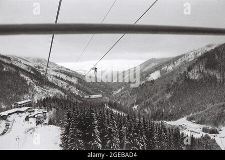 Verschneite Winterfotos, aufgenommen mit einer Filmkamera in Schwarz-Weiß in einem Skigebiet in der slowakei Stockfoto