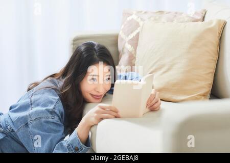 Japanische Frau genießt Zeit zu Hause Stockfoto