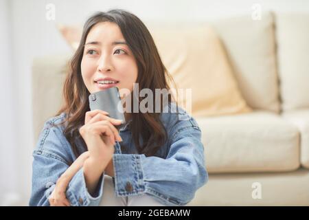 Japanische Frau genießt Zeit zu Hause Stockfoto