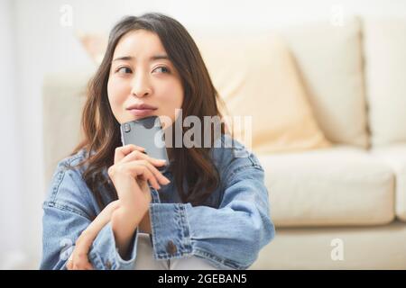 Japanische Frau genießt Zeit zu Hause Stockfoto