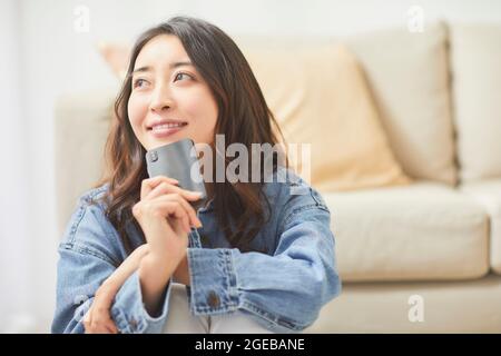 Japanische Frau genießt Zeit zu Hause Stockfoto