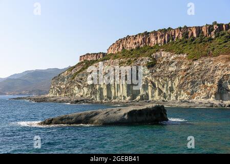 Die felsige Küste von Cane Malu auf Sardinien Stockfoto