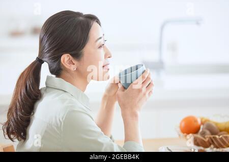 Japanische Frau genießt Zeit zu Hause Stockfoto