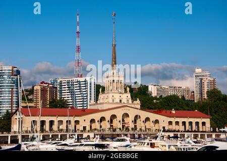 Sotschi, Russland - 1. Juni 2021: Marinestation Hafen von Sotschi, Region Krasnodar. Stockfoto