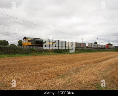 Freightliner der Klasse 66 Locomotive 66513 fährt einen intermodalen Zug durch Northamptonshire, Großbritannien Stockfoto