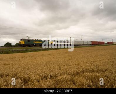 Freightliner-Lokomotiven der Baureihe 90 90016 und 90011 arbeiten im Trafford Park über Northamptonshire, Großbritannien, nach Felixstowe Stockfoto