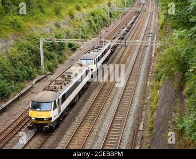 Die Freightliner-Lokomotiven der Baureihe 90 90012 und 90005 arbeiten über Northamptonshire, Großbritannien, nach Trafford Park Stockfoto