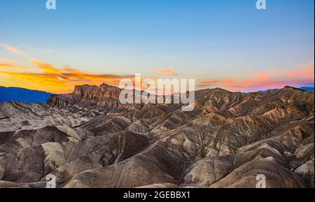 Einer der besten Sonnenauf- und -untergänge im Death Valley National Park. Zabriskie Point ist ein Teil der Amargosa Range östlich des Death Valley Stockfoto