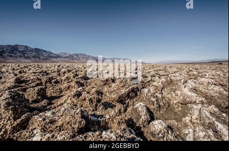 Der Devil's Golf Course ist eine große Salzpfanne auf dem Boden des Death Valley. Es ist ein immenses Gebiet aus Steinsalz, das von Wind und Regen zu einem zackigen Turm erodiert wird Stockfoto