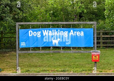 Swindon, England - august 2021: Schild mit einem ausgewiesenen Übungsbereich für Hundespaziergänger an der Autobahnstation in Leigh Delamere. Stockfoto