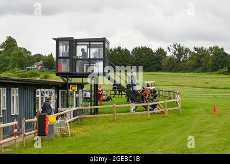 Popham, bei Basingstoke, England - August 2021: Kleiner Flugsicherungsturm auf dem Grasflugplatz. Stockfoto