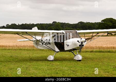 Popham, nahe Basingstoke, England - August 2021: Ultraleichtes Einzelflugzeug rollt nach der Landung in Popham Stockfoto