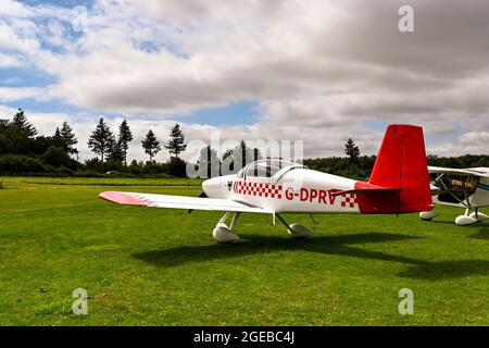 Popham, bei Basingstoke, England - August 2021: Van's RV Privatflugzeug parkte auf dem Grasflugplatz in Popham. Stockfoto