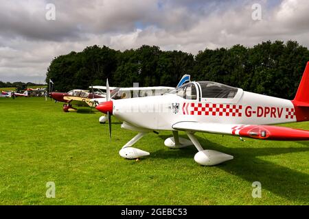 Popham, bei Basingstoke, England - August 2021: Van's RV Privatflugzeug parkte auf dem Grasflugplatz in Popham. Stockfoto