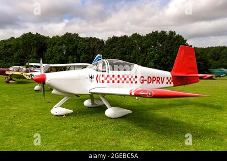 Popham, bei Basingstoke, England - August 2021: Van's RV Privatflugzeug parkte auf dem Grasflugplatz in Popham. Stockfoto