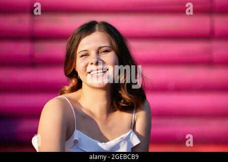Porträt einer fröhlichen weißen Frau, die draußen geht. Stockfoto