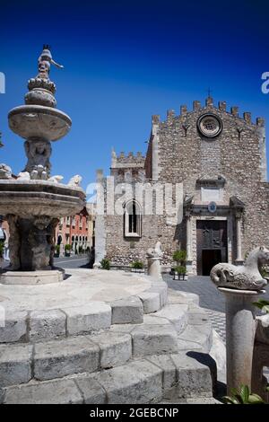 Blick auf den antiken Dom bizarren Ursprungs in Taormina auf Sizilien Stockfoto